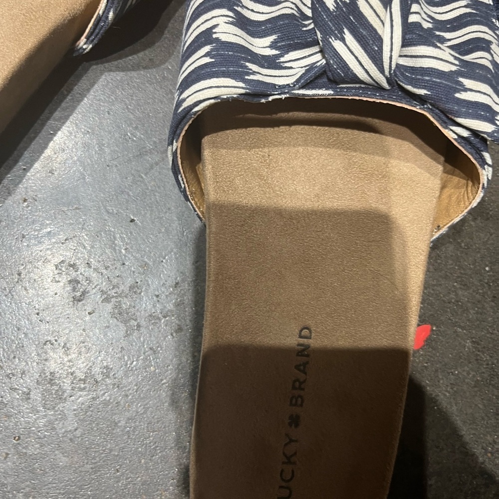 Lucky Brand Cotton Slip-on sandals
Size 9
Excellent condition - Picture 4 of 8